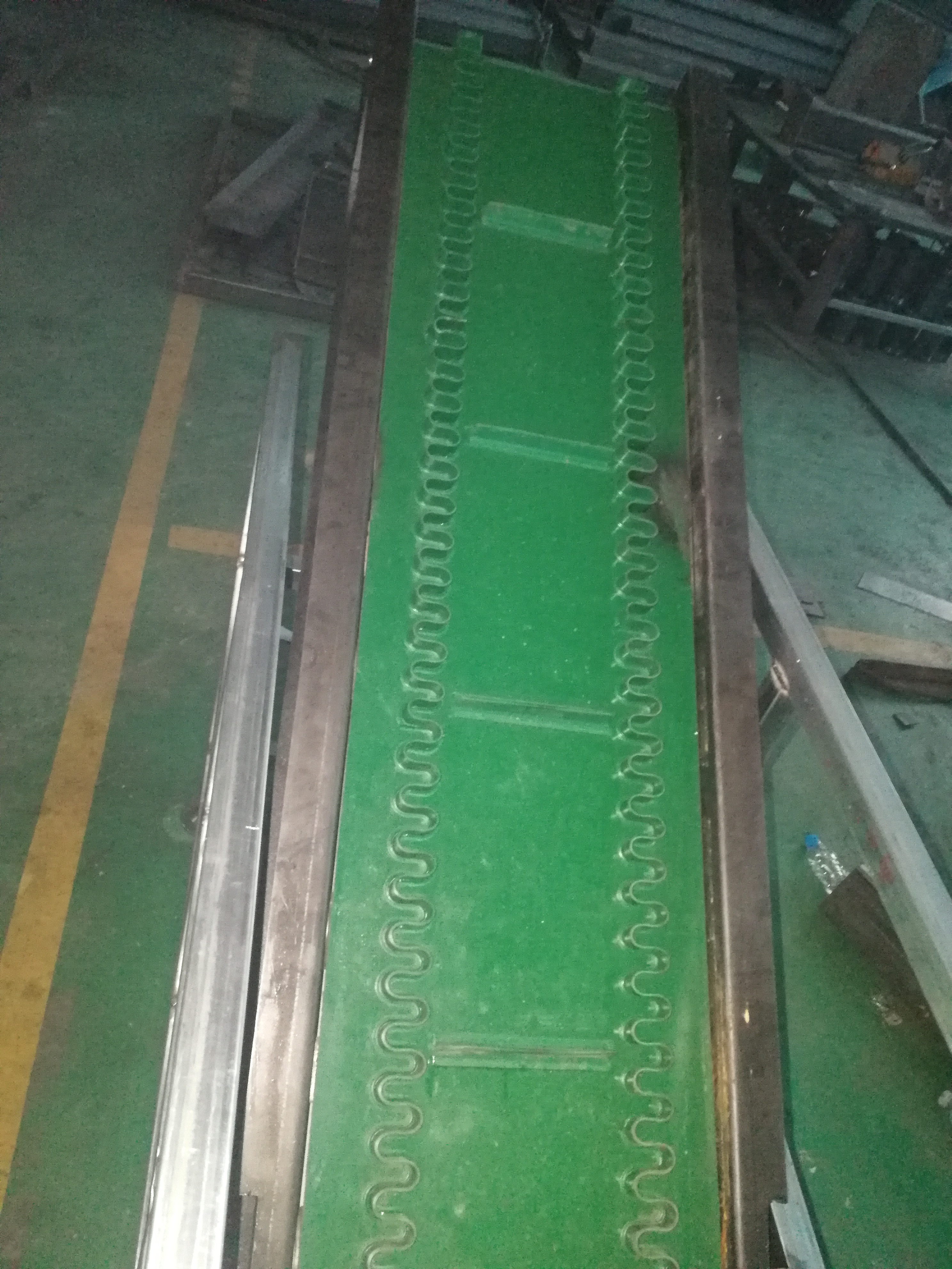 傾角皮帶輸送機(jī)分類有哪幾種？它們的工作原理
